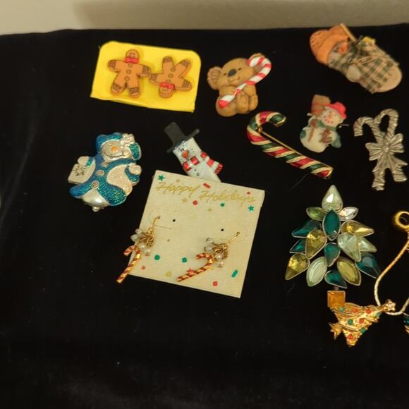 Lot of Christmas Costume Jewelry Sold As Is - Picture 8 of 9